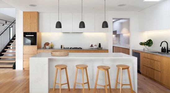 Positionner intelligemment des miroirs dans votre cuisine pour y apporter plus de lumière